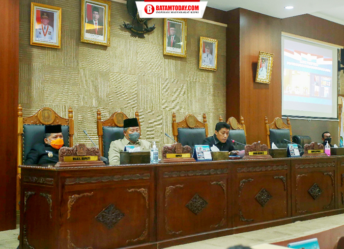 Wakil Ketua I DPRD Kepulauan Anambas saat membuka Rapat Paripurna Penyampaian LKPJ Eksekutif